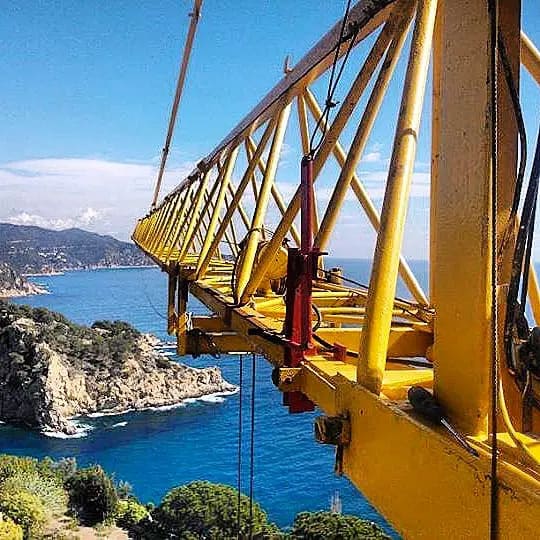 grúa torre amarilla